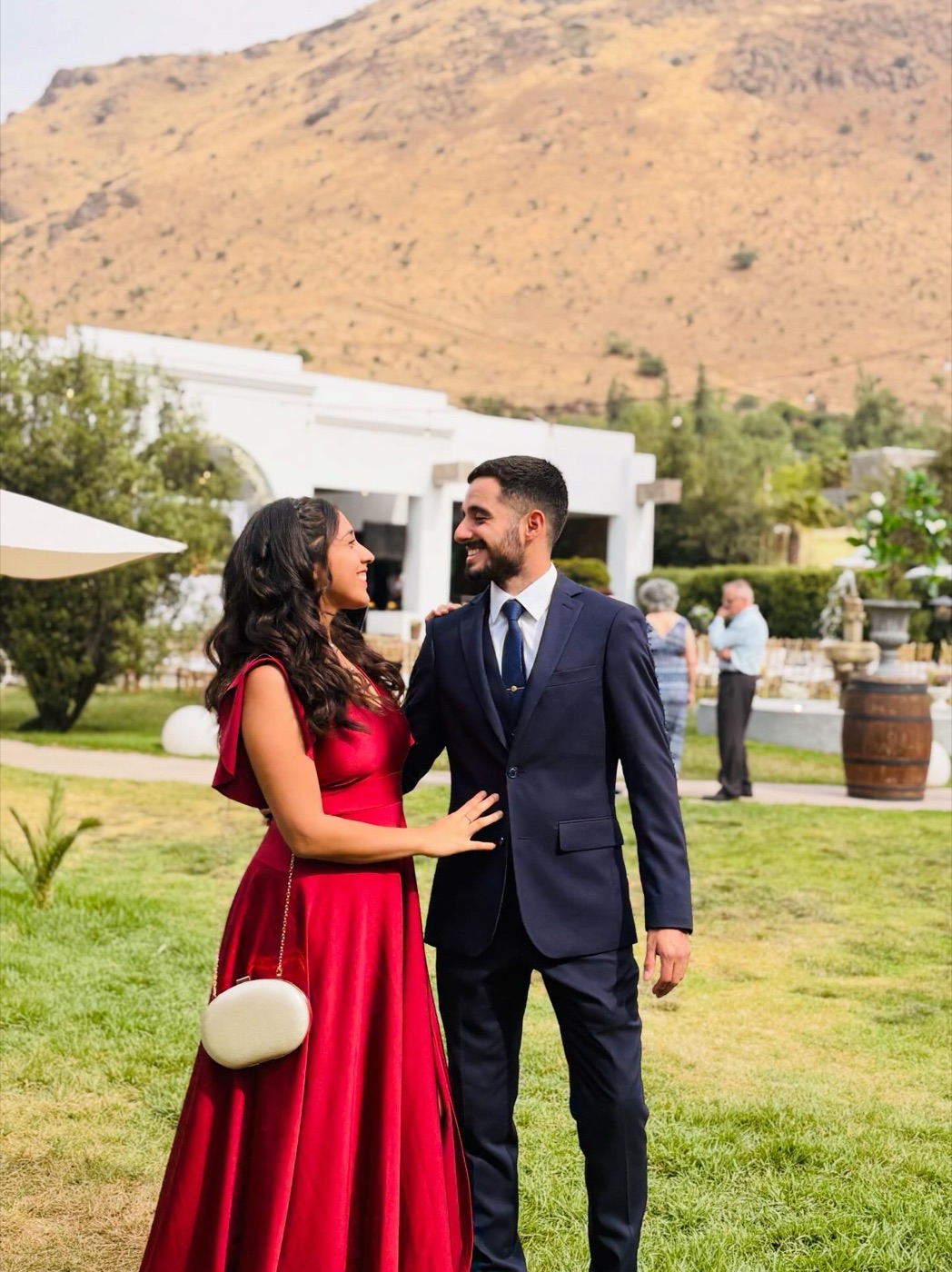 Kevin y Belén en el jardín